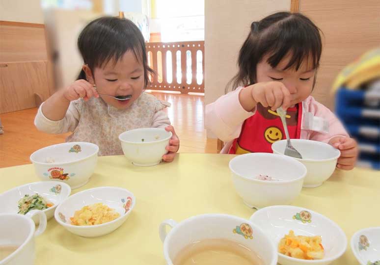 靴を履く園児