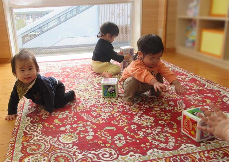 外で遊ぶ園児